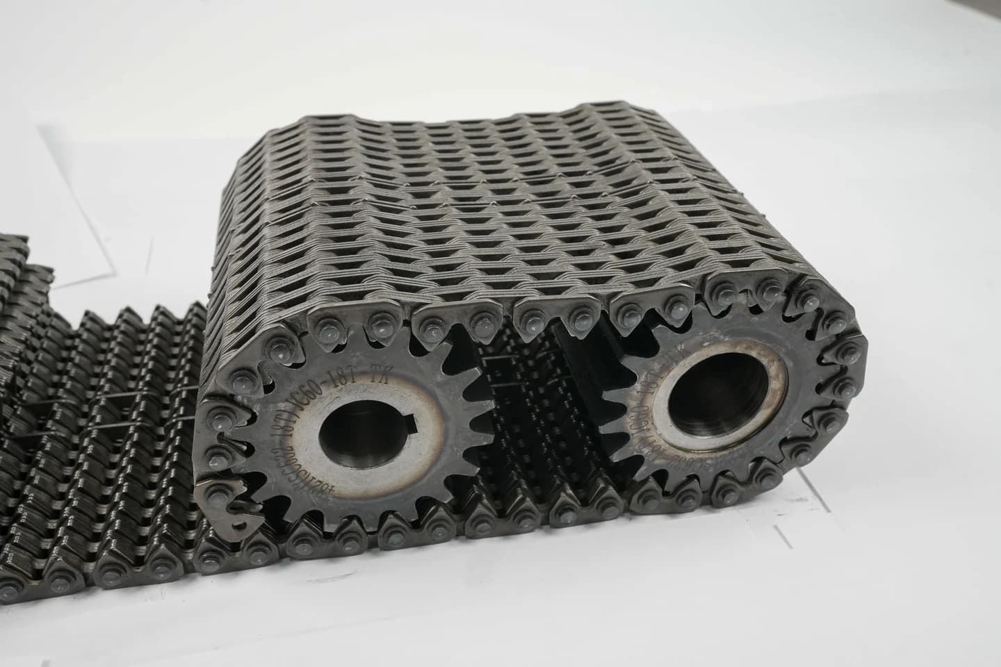 Conveying chain arranged around two sprockets