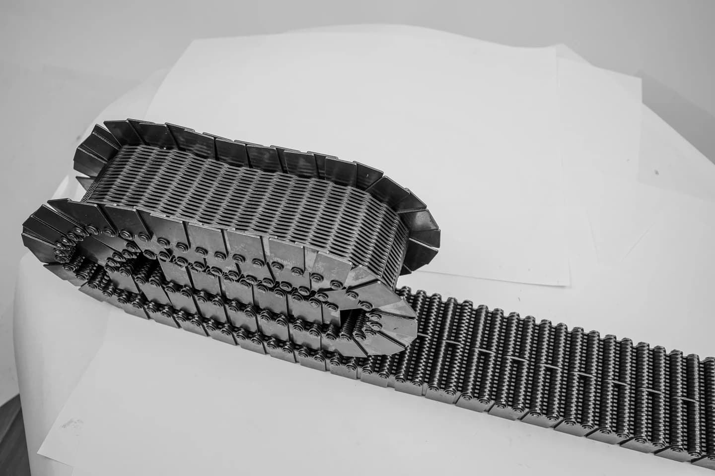 Wide conveying-chain assembly laid out on a light work surface
