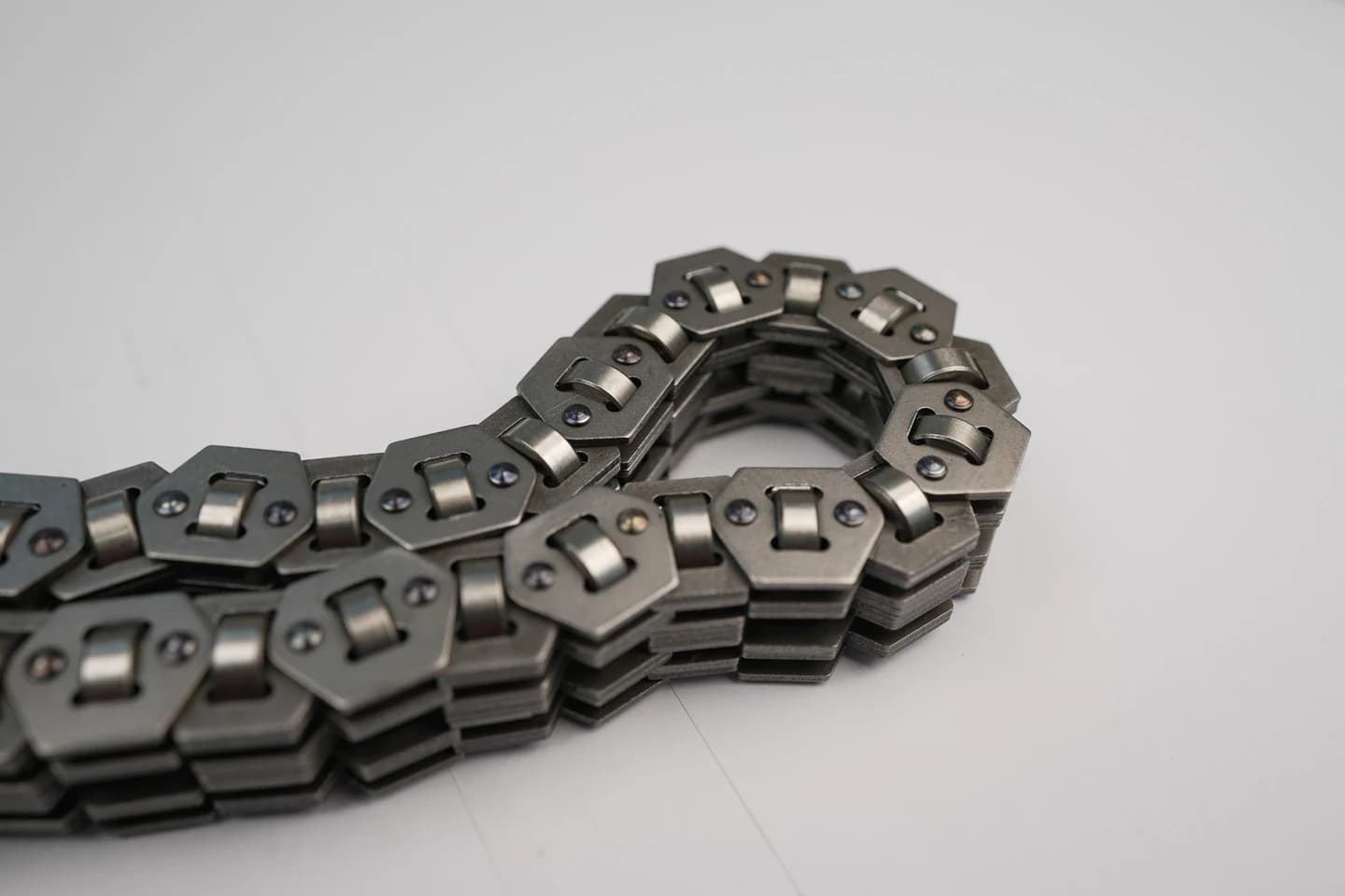 Close view of a P.I.V. chain link and pin arrangement