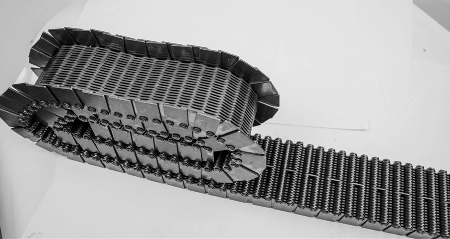 Conveying chain components arranged for industrial material handling